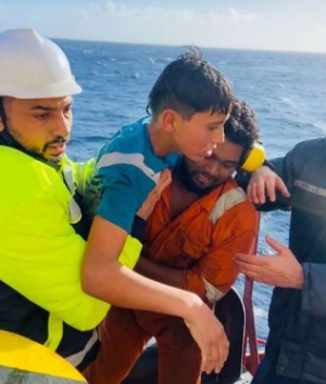 Tomini Bulker crew recues survivors from distressed boat in Mediterranean